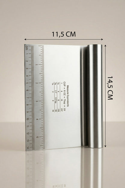 Paslanmaz çelik hamur spatulası, 11,5 cm genişlik ve 14,5 cm yükseklik ölçüleriyle