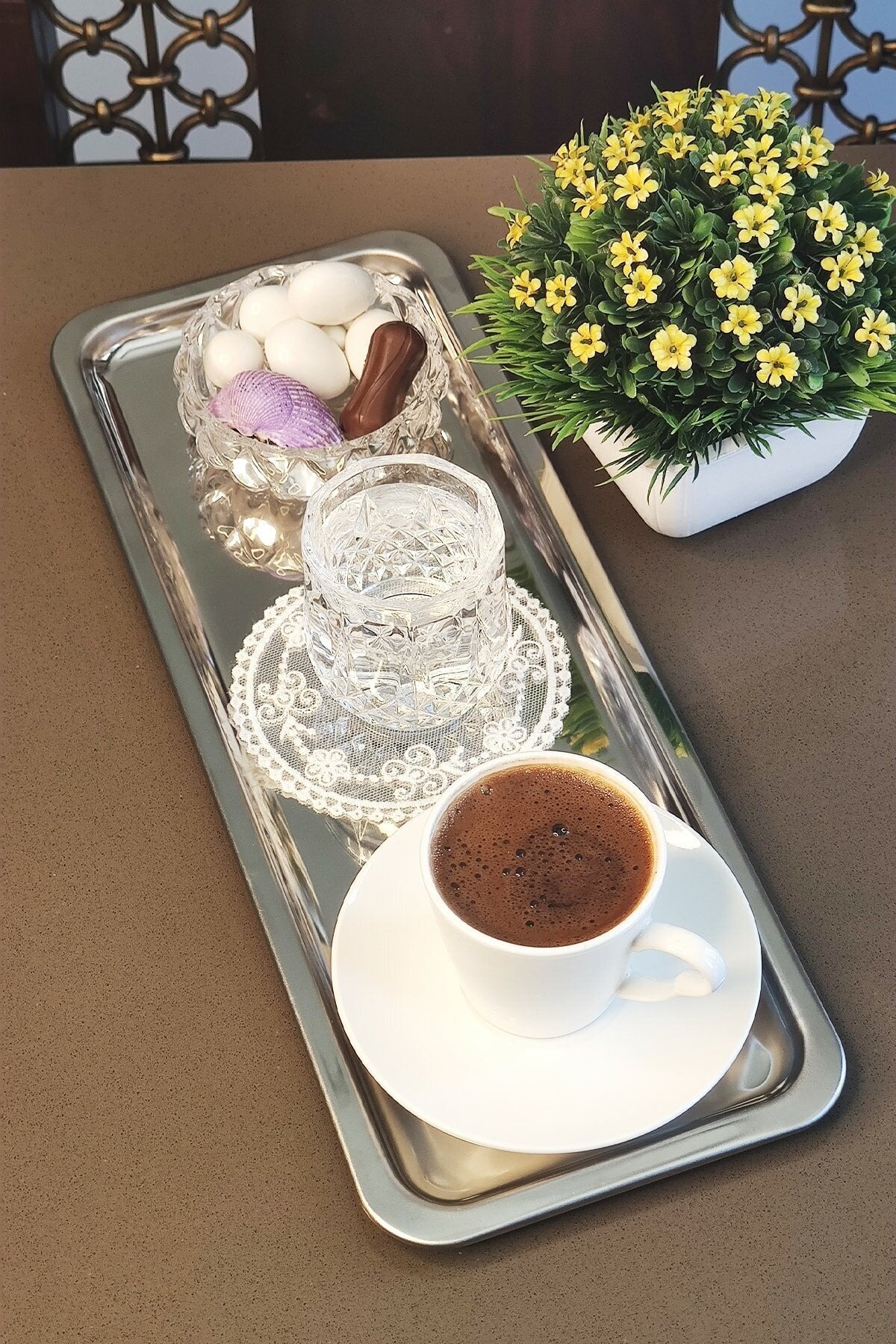 Türk kahvesi, su bardağı ve lokumlukla hazırlanmış çelik kahve servis tepsisi