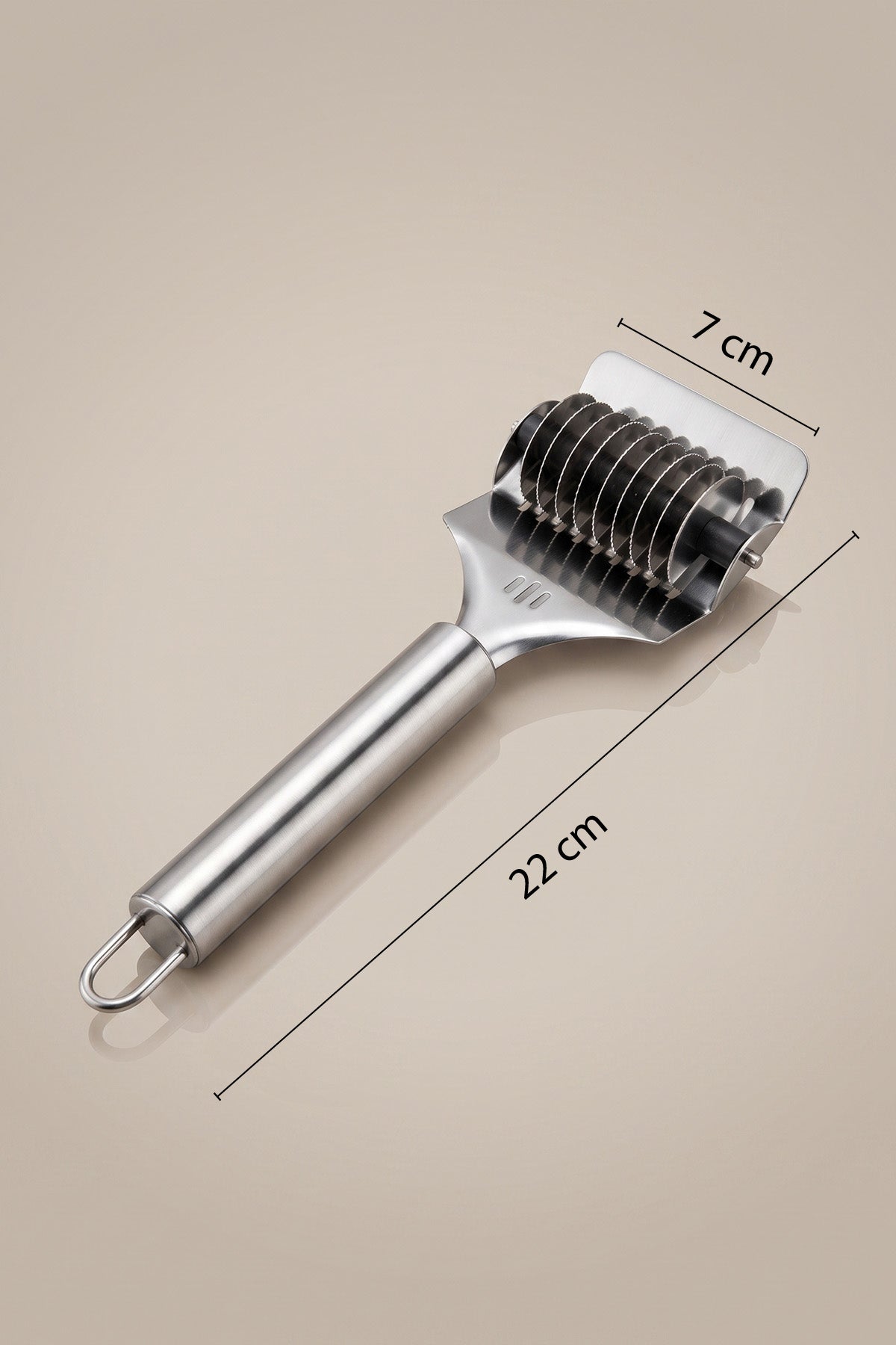 Makarna erişte kesici ölçüleri: 22 cm toplam uzunluk, 7 cm kesim genişliği