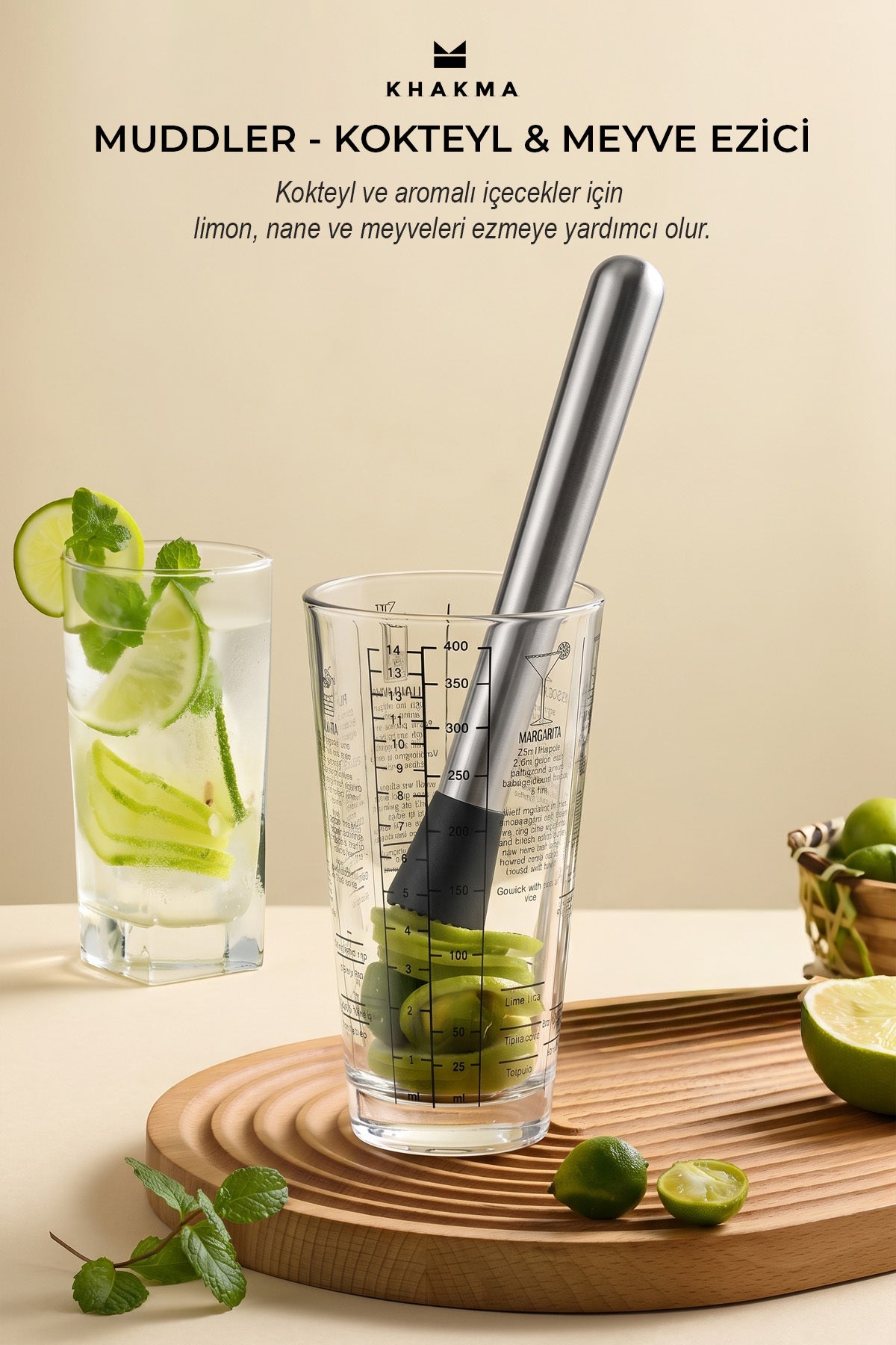 Ahşap tabla üzerinde limonlu bardakta paslanmaz çelik muddler ve mojito kokteyli