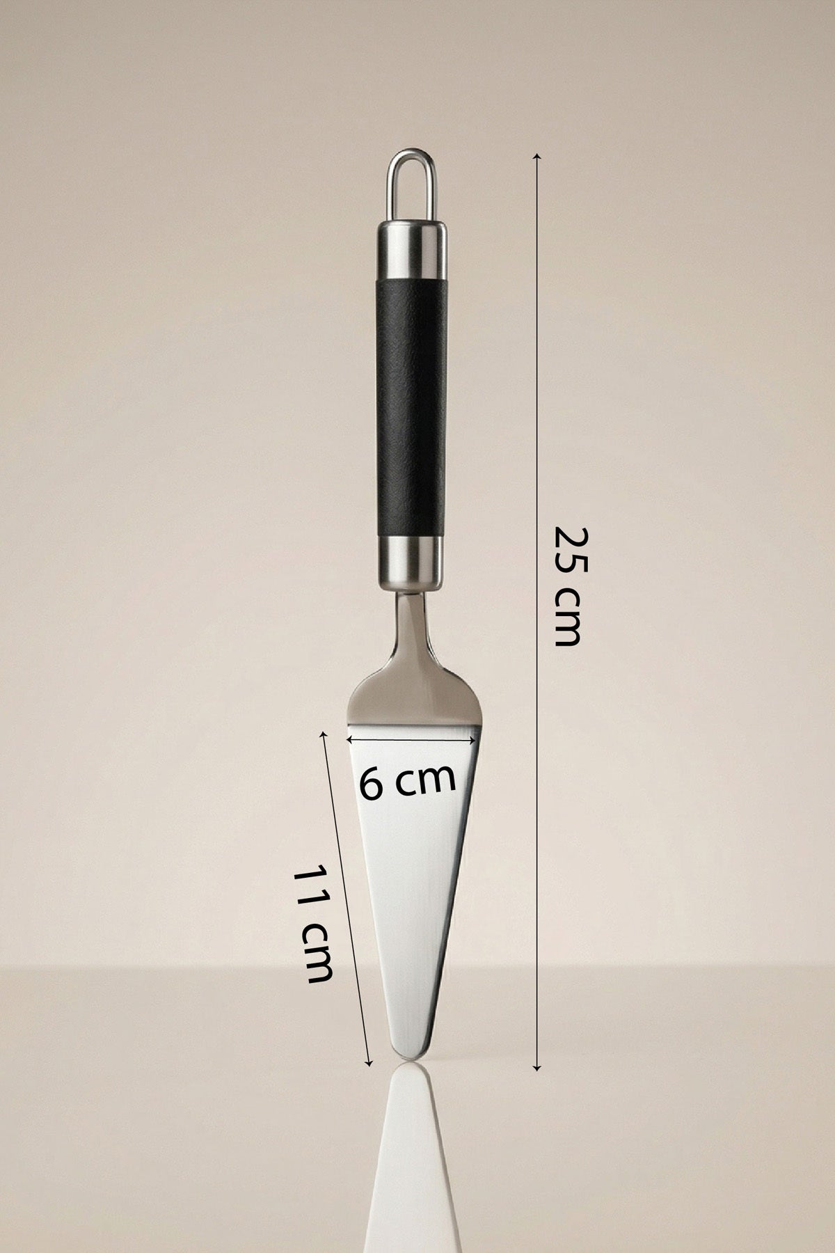 25 cm uzunluk, 11 cm uç ve 6 cm genişlik ölçüleri gösterilen pasta spatulası
