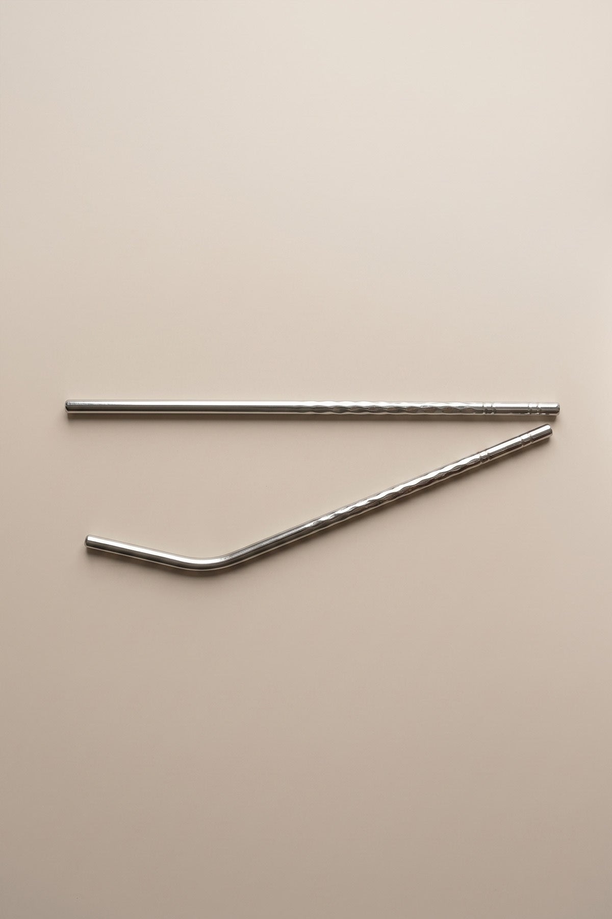 Yan yana duran düz ve kıvrık 21,5 cm metal pipetler