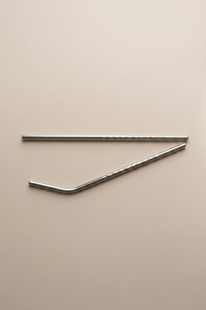Yan yana duran düz ve kıvrık 21,5 cm metal pipetler