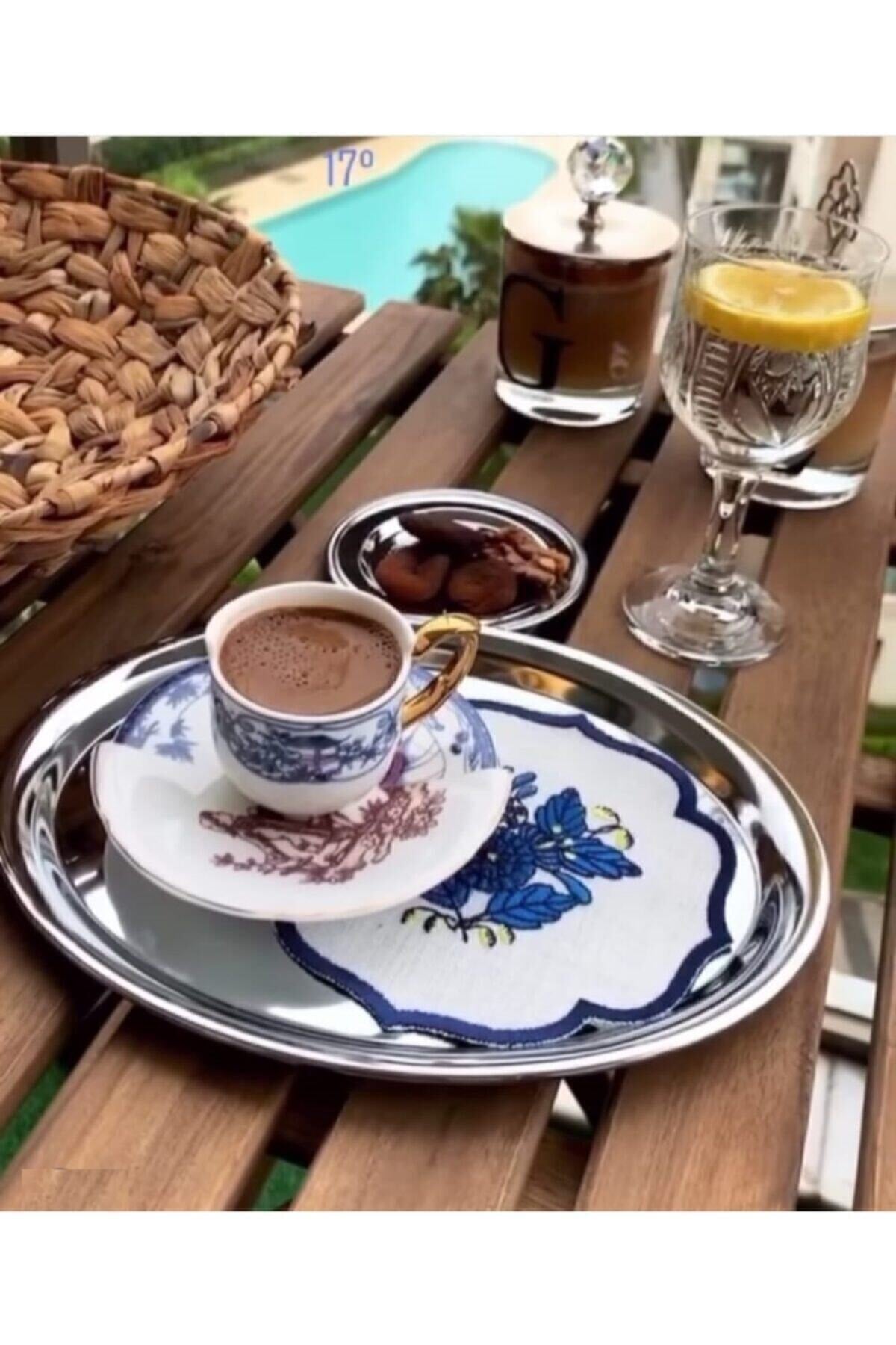 Ahşap bahçe masasında Türk kahvesi ve çay servisi yapılan çelik sunum tepsisi