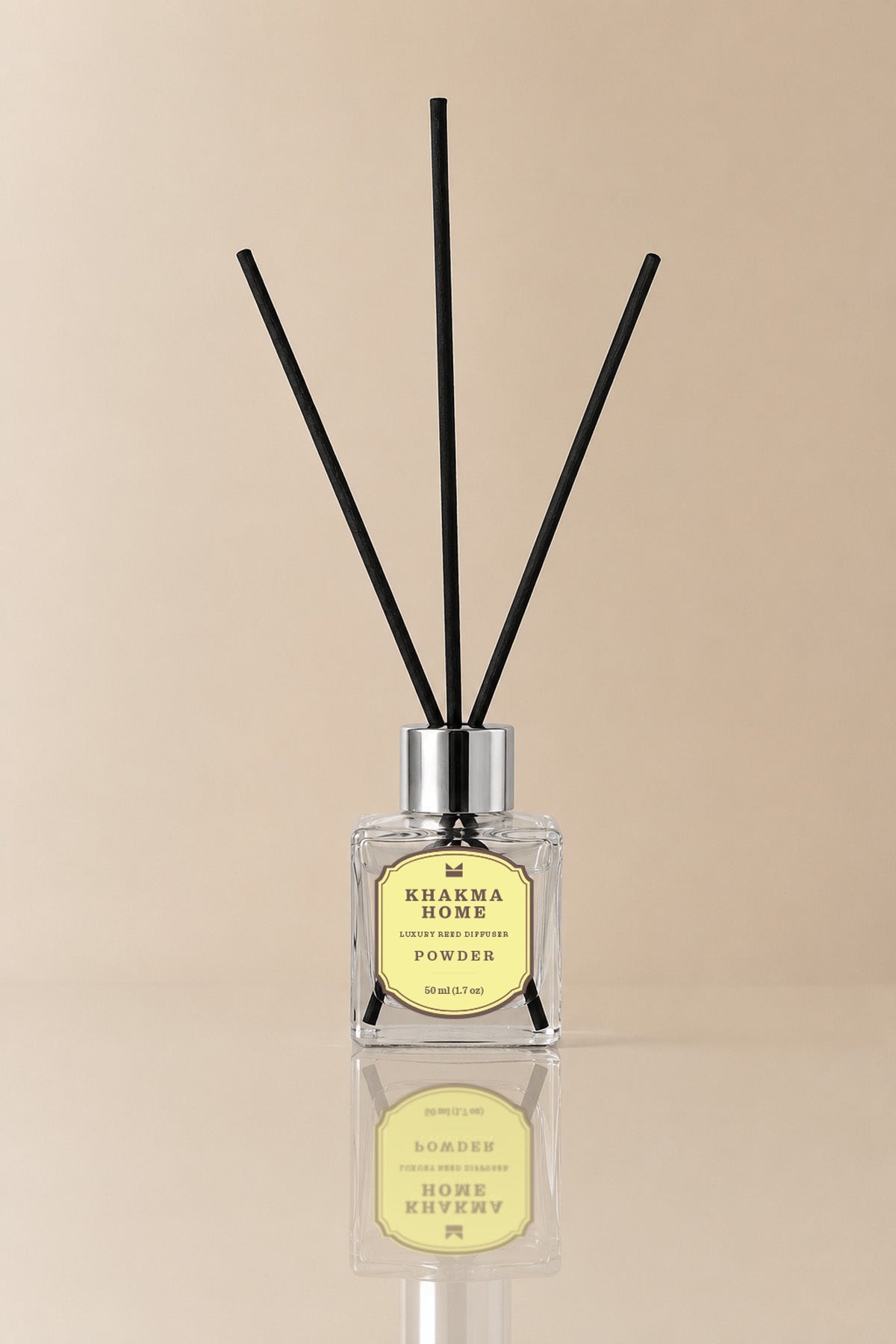 Siyah bambu çubuklu 50 ml Pudra oda kokusu, gümüş kapaklı kare cam şişe