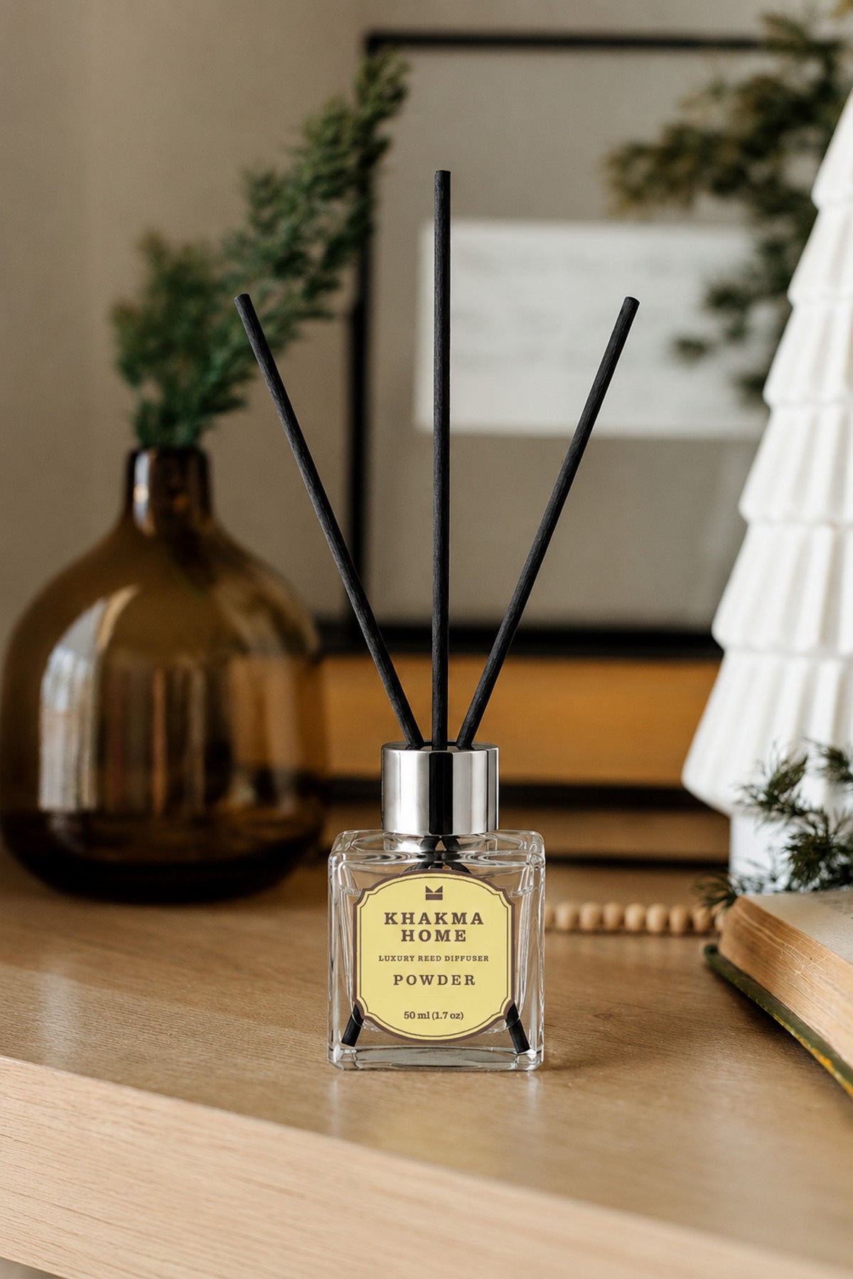 Ahşap komodin üzerinde amber vazo önünde 50 ml çubuklu oda kokusu