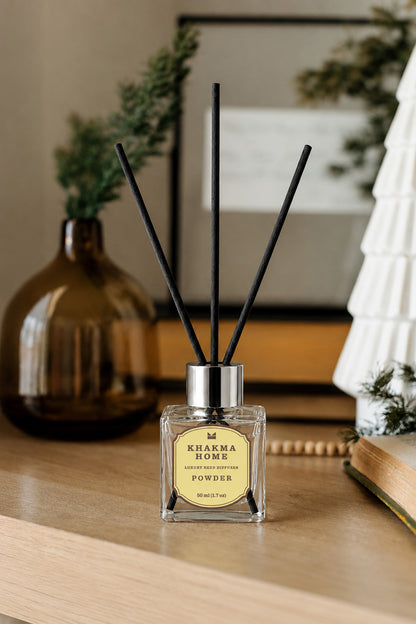 Ahşap komodin üzerinde amber vazo önünde 50 ml çubuklu oda kokusu