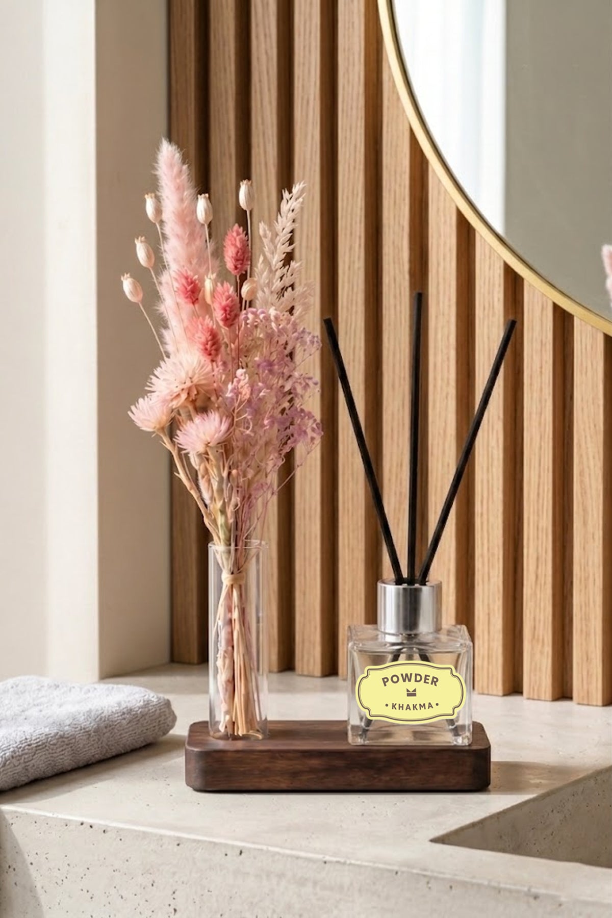 Banyo tezgâhında pembe kuru çiçekli ahşap standlı pudra oda kokusu