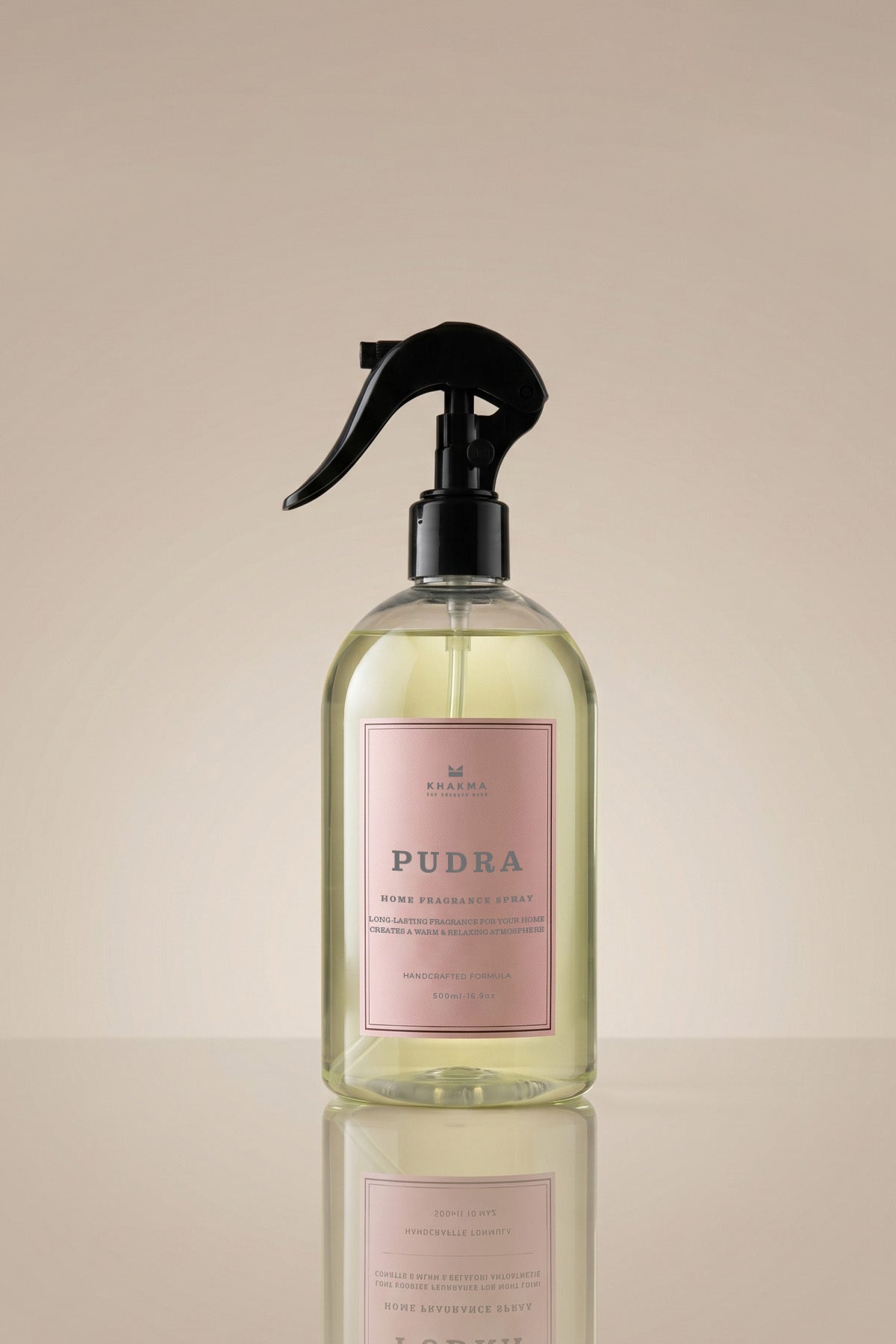 Siyah tetikli başlıklı, pembe etiketli 500 ml pudra kokulu oda spreyi