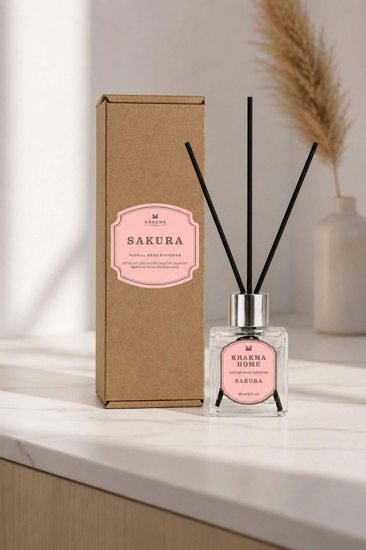Mermer tezgâhta kraft kutusu ve pampas yanında Sakura reed diffuser