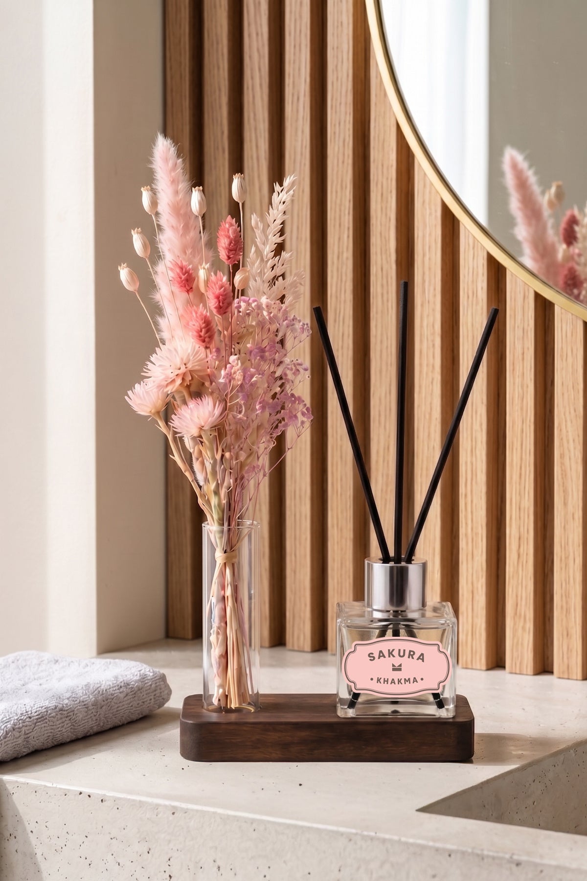 Banyo tezgâhında pembe pampaslı Sakura mini difüzör seti