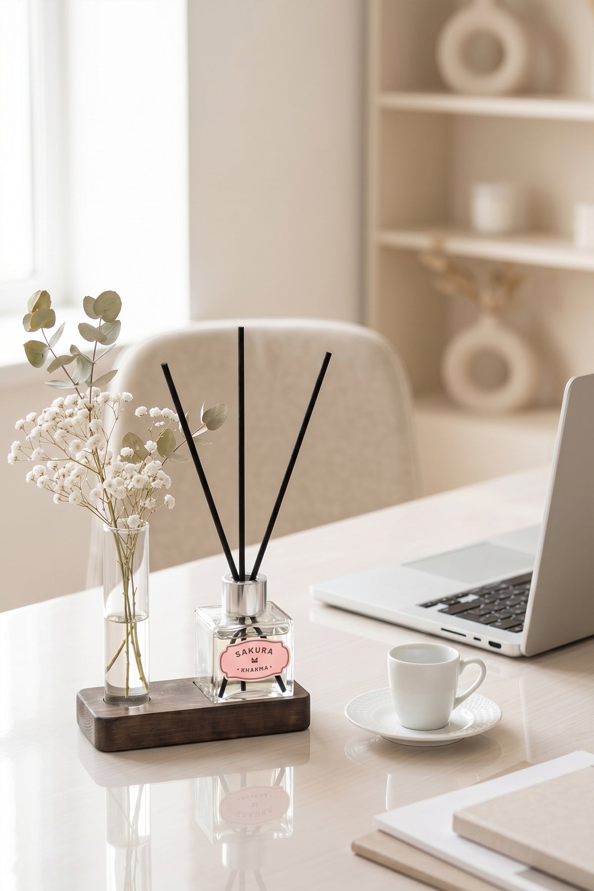 Çalışma masasında dizüstü bilgisayar yanında Sakura kokulu mini set