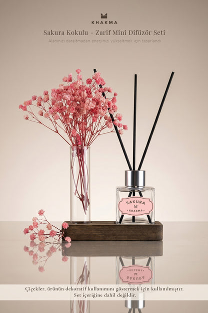 Pembe kuru çiçekli cam tüp ve ahşap standlı Sakura difüzör tanıtım görseli