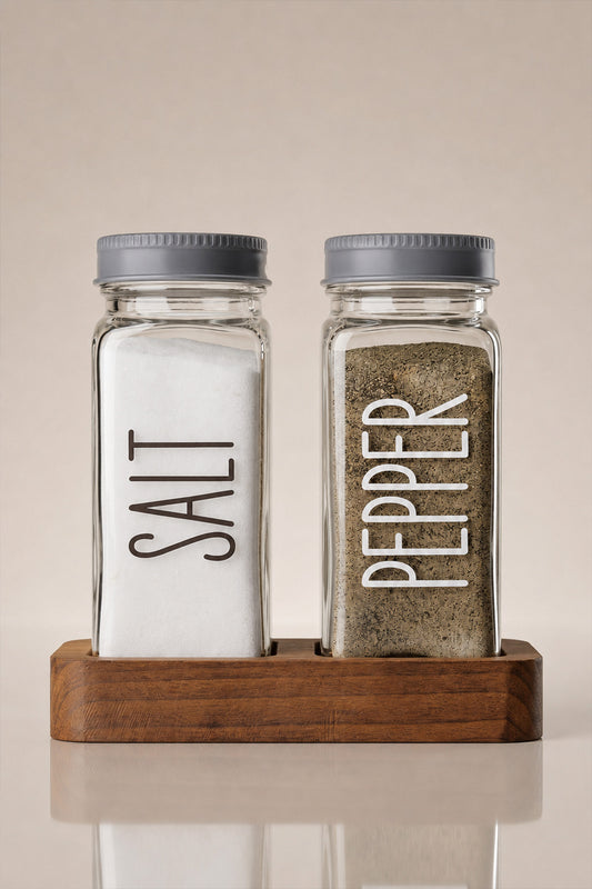 Ahşap stand üzerinde Salt ve Pepper etiketli 2'li cam tuzluk biberlik seti