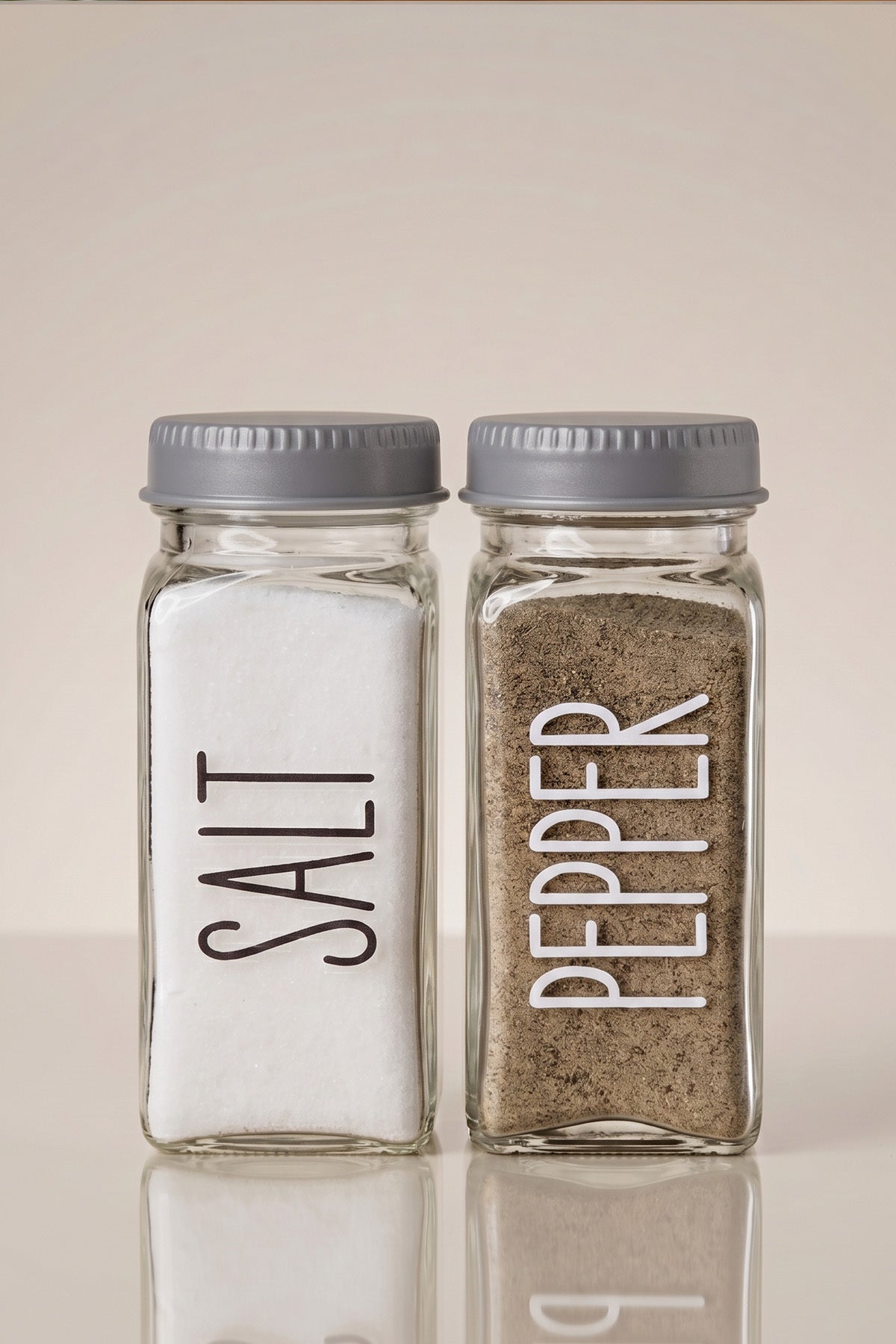 Standsız 2'li cam tuzluk biberlik seti, gri kapaklı Salt ve Pepper şişeleri