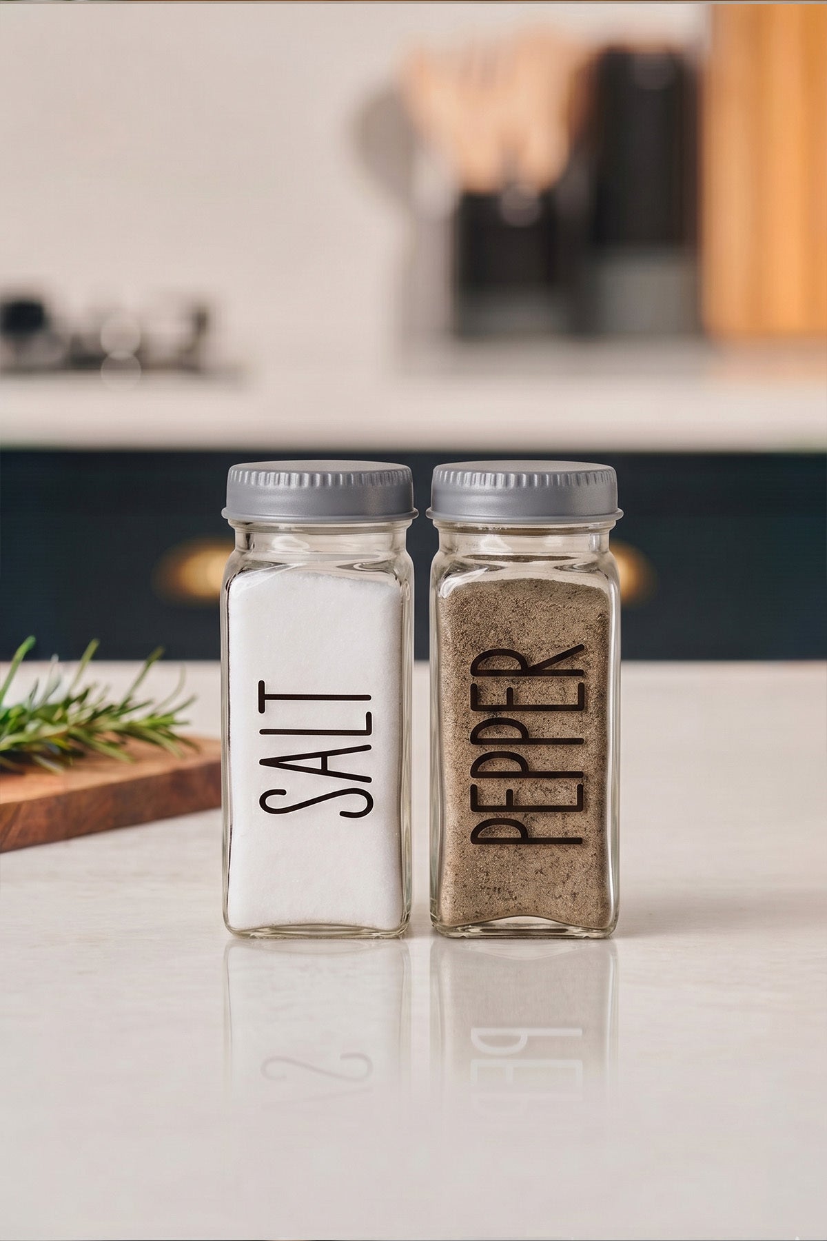 Mutfak tezgahında standsız Salt Pepper etiketli cam şişeler