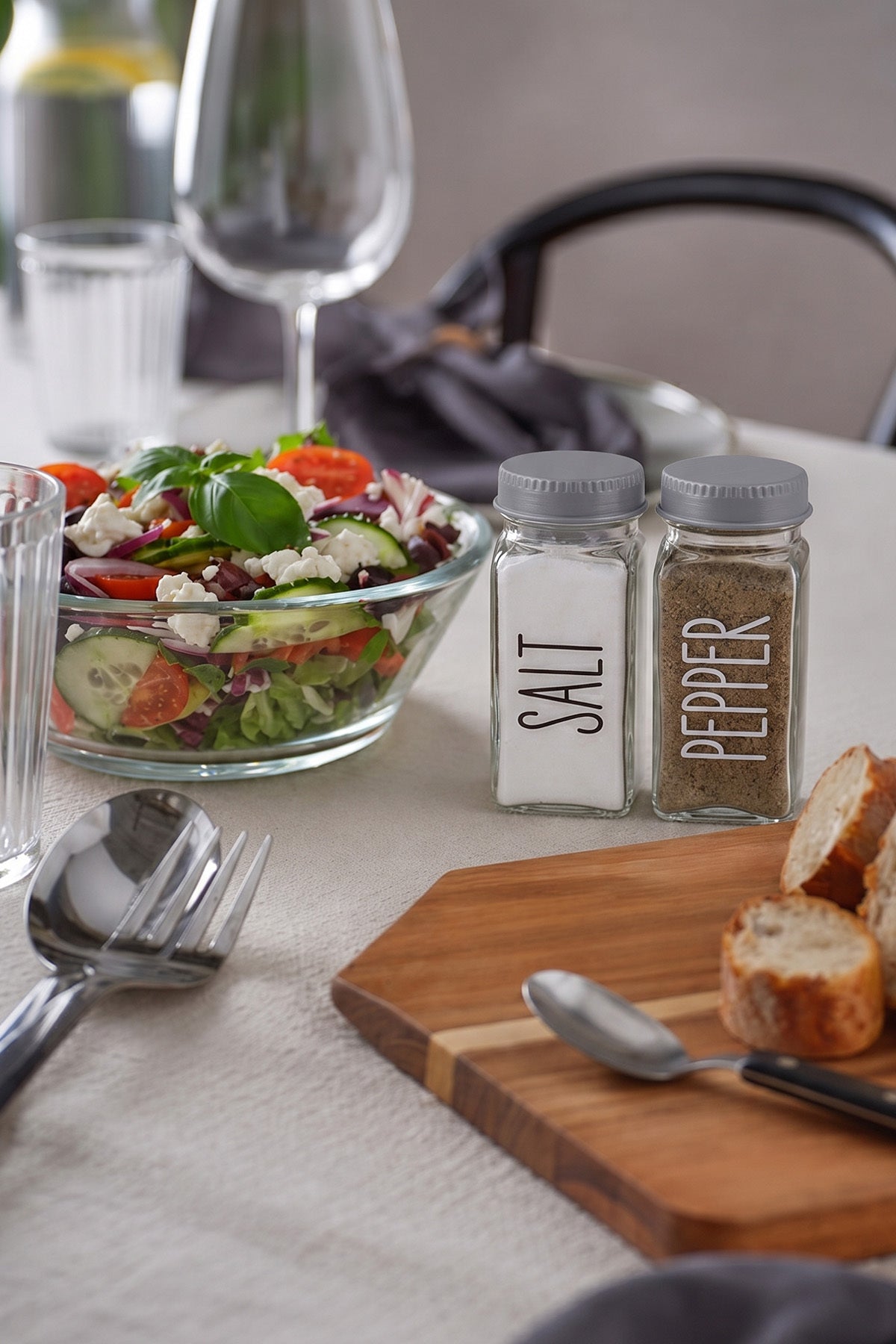 Salata ve ekmekli sofrada standsız 2'li cam tuzluk biberlik seti