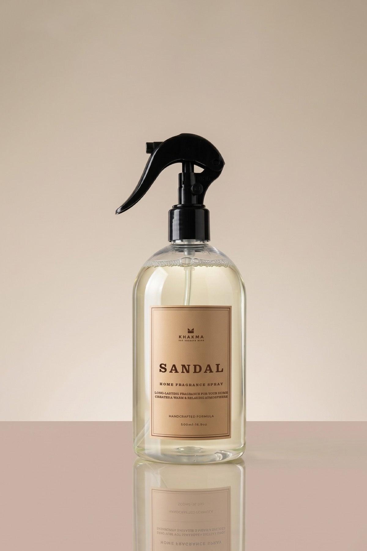 Siyah tetikli başlıklı 500 ml Sandal kokulu oda ve çamaşır spreyi, sade zeminde