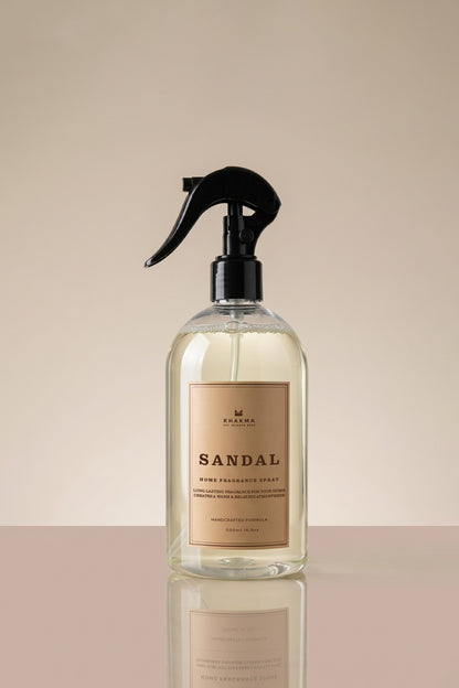 Siyah tetikli başlıklı 500 ml Sandal kokulu oda ve çamaşır spreyi, sade zeminde