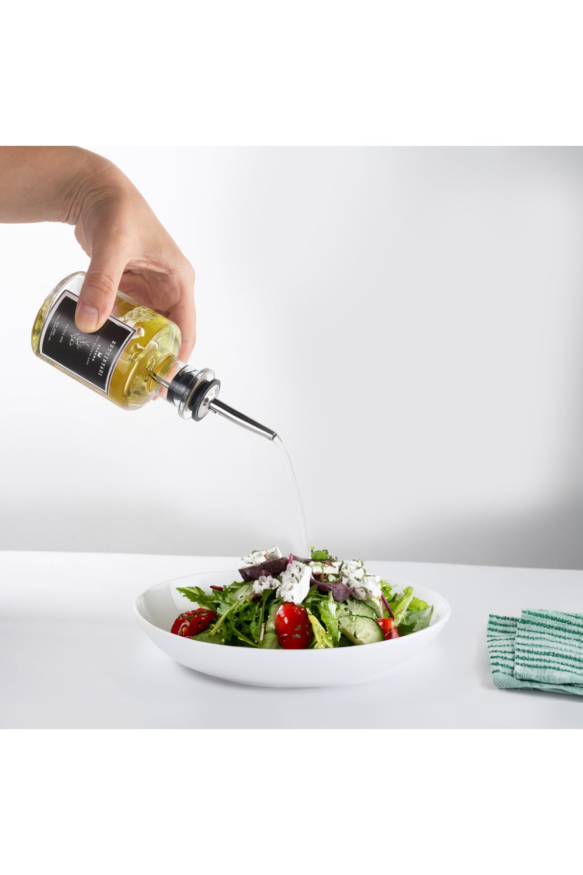 Cam yağdanlıktan salataya zeytinyağı dökülürken
