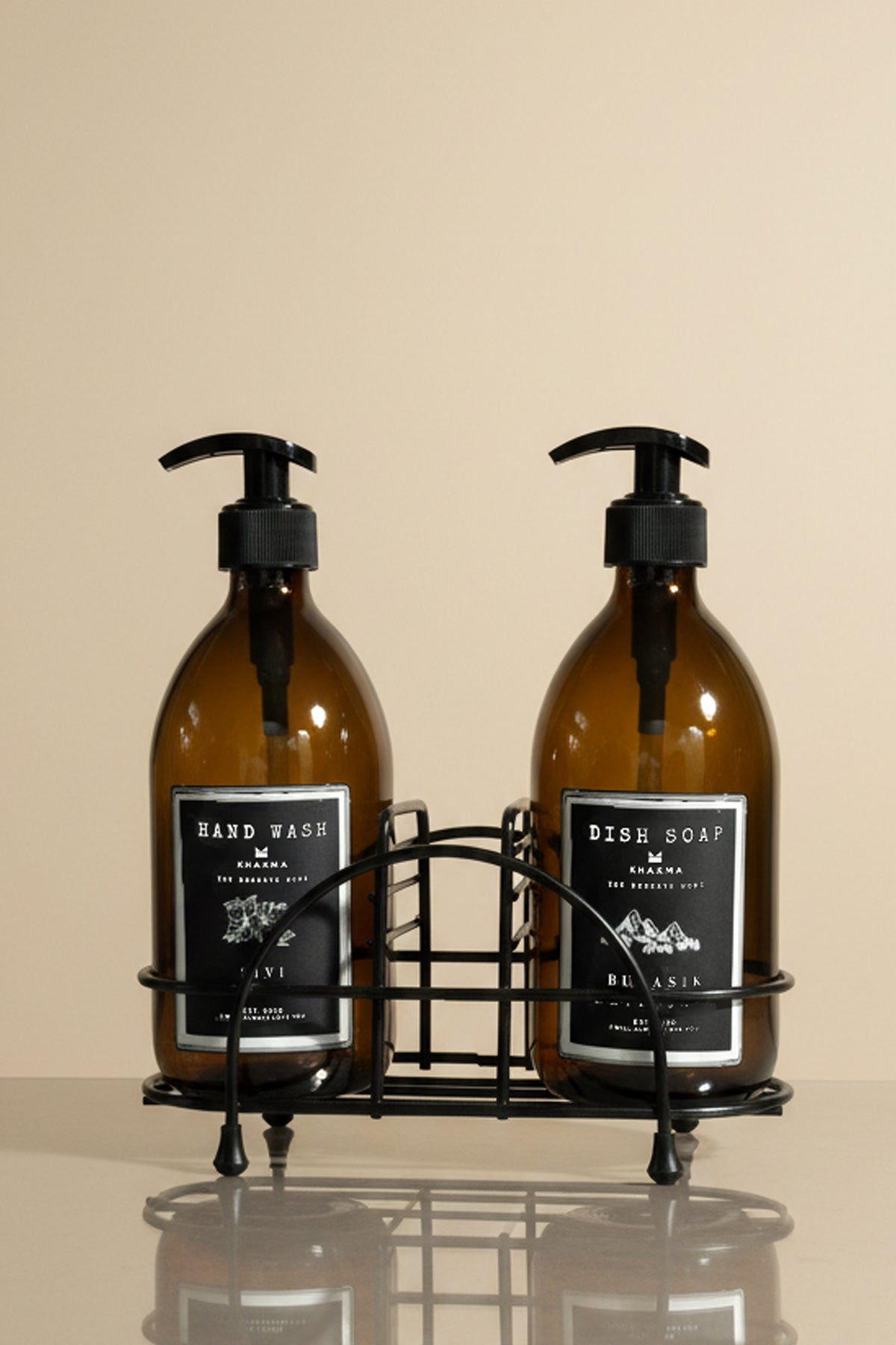 Siyah metal stantta Hand Wash ve Dish Soap etiketli 500 ml amber cam sabunluklar