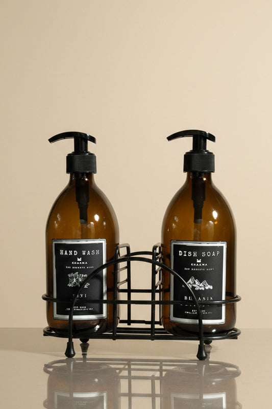 Siyah metal stantta Hand Wash ve Dish Soap etiketli 500 ml amber cam sabunluklar