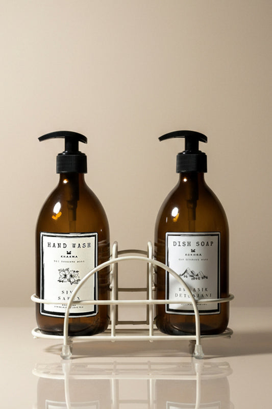 Beyaz metal stand içinde Hand Wash ve Dish Soap etiketli iki amber cam sabunluk