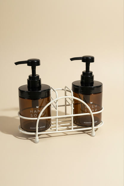 Beyaz metal stand içinde pompalı iki amber cam şişe