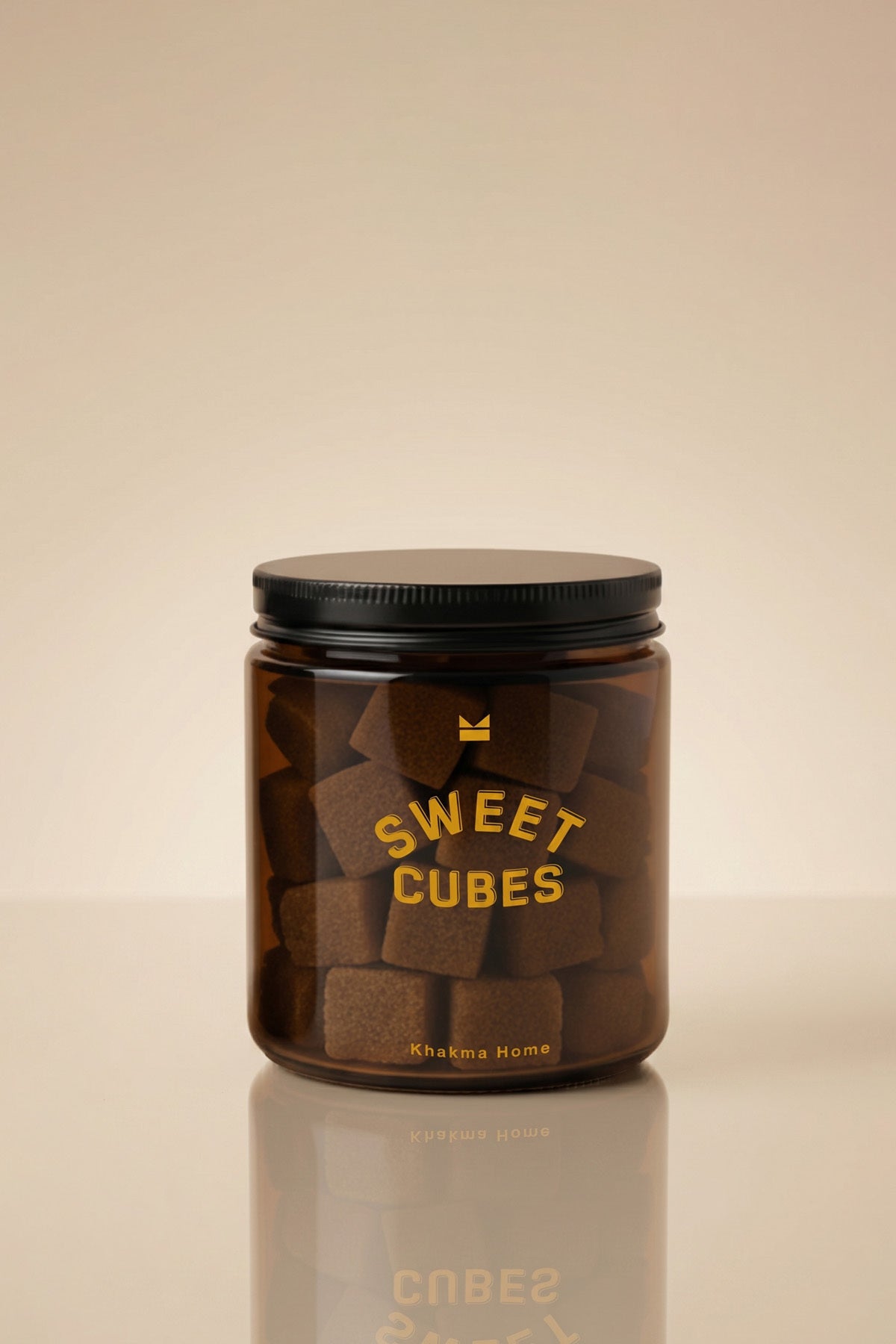 Esmer küp şekerle dolu siyah kapaklı Sweet Cubes amber cam şeker kavanozu