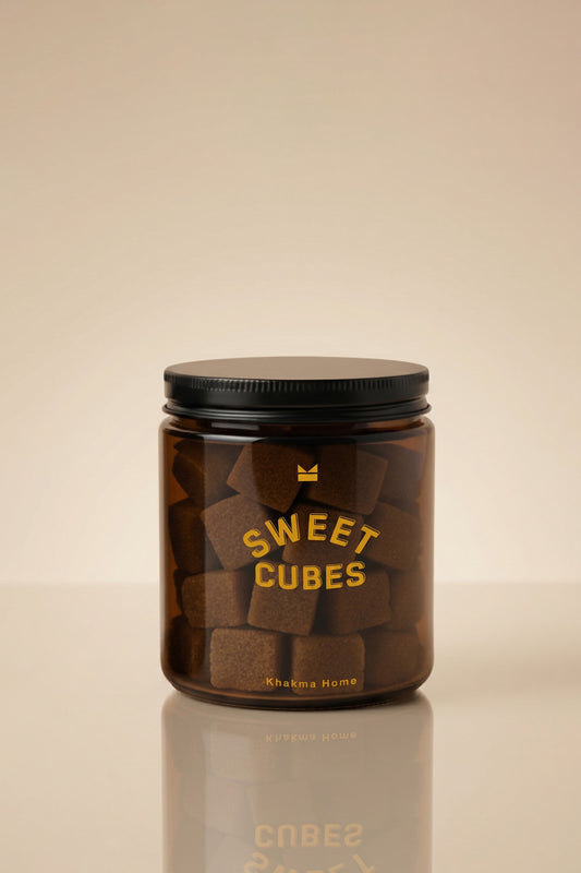 Esmer küp şekerle dolu siyah kapaklı Sweet Cubes amber cam şeker kavanozu