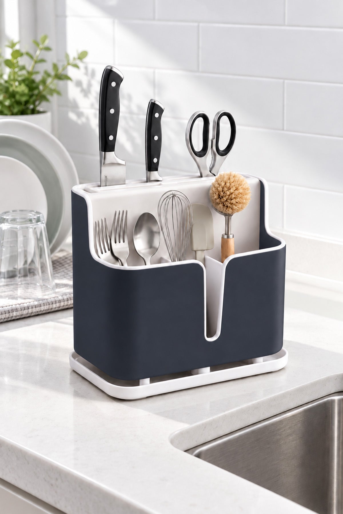 Mermer mutfak tezgâhında evye yanında duran drenajlı kaşıklık ve bıçaklık