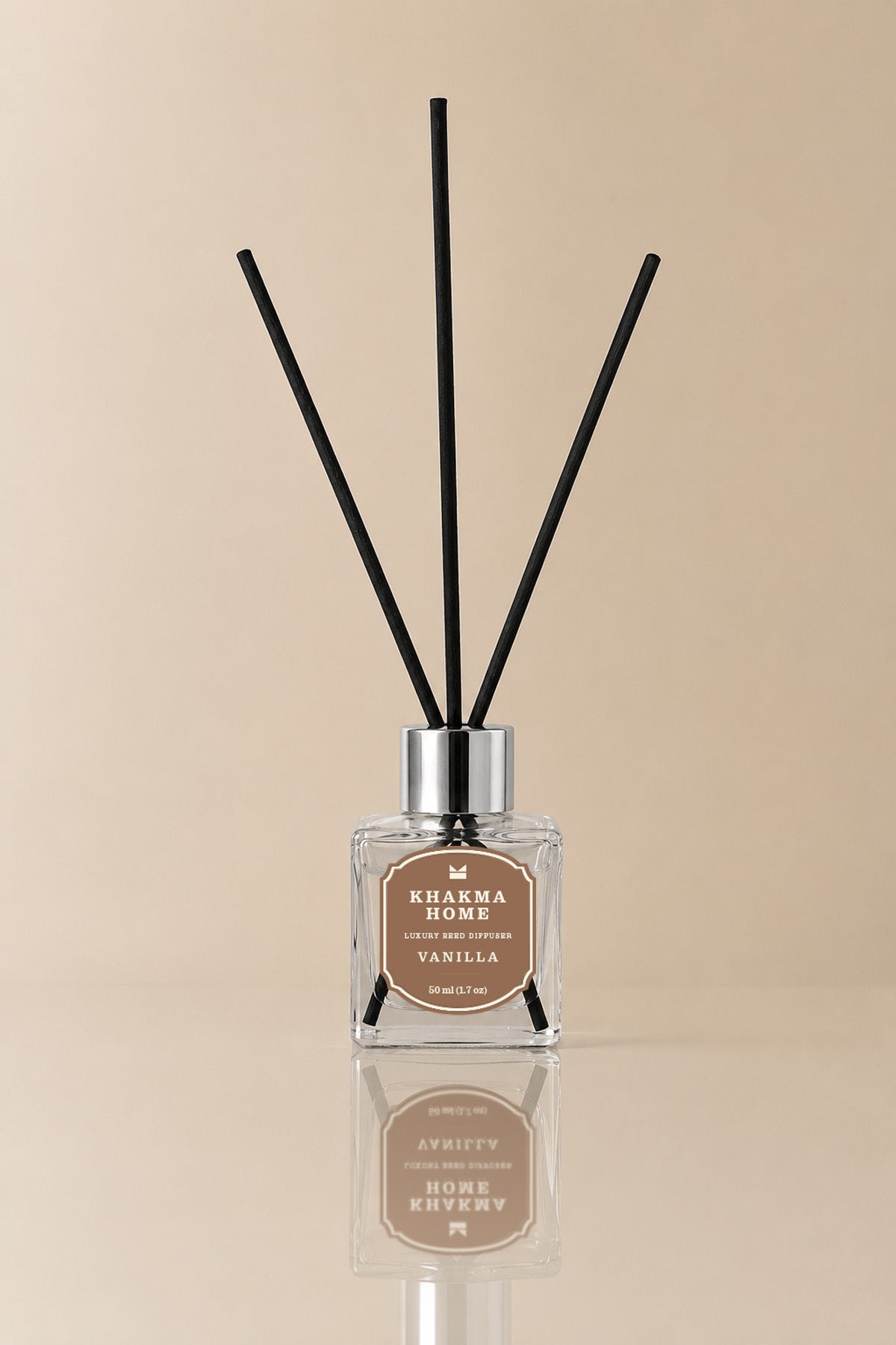 Siyah çubuklu 50 ml vanilya oda kokusu kare cam şişede, açık zeminde