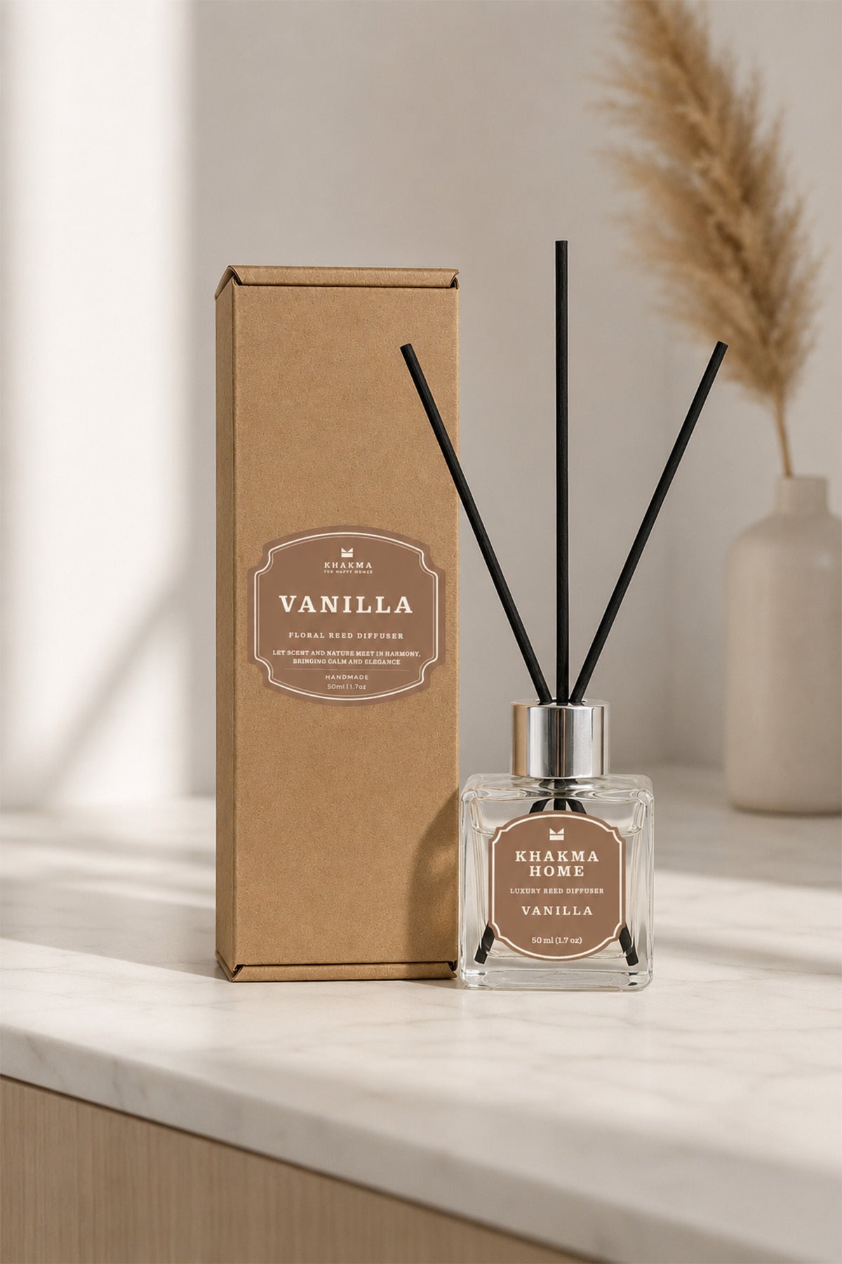 Mermer tezgâhta kraft kutusu ve pampas yanında 50 ml vanilya oda kokusu