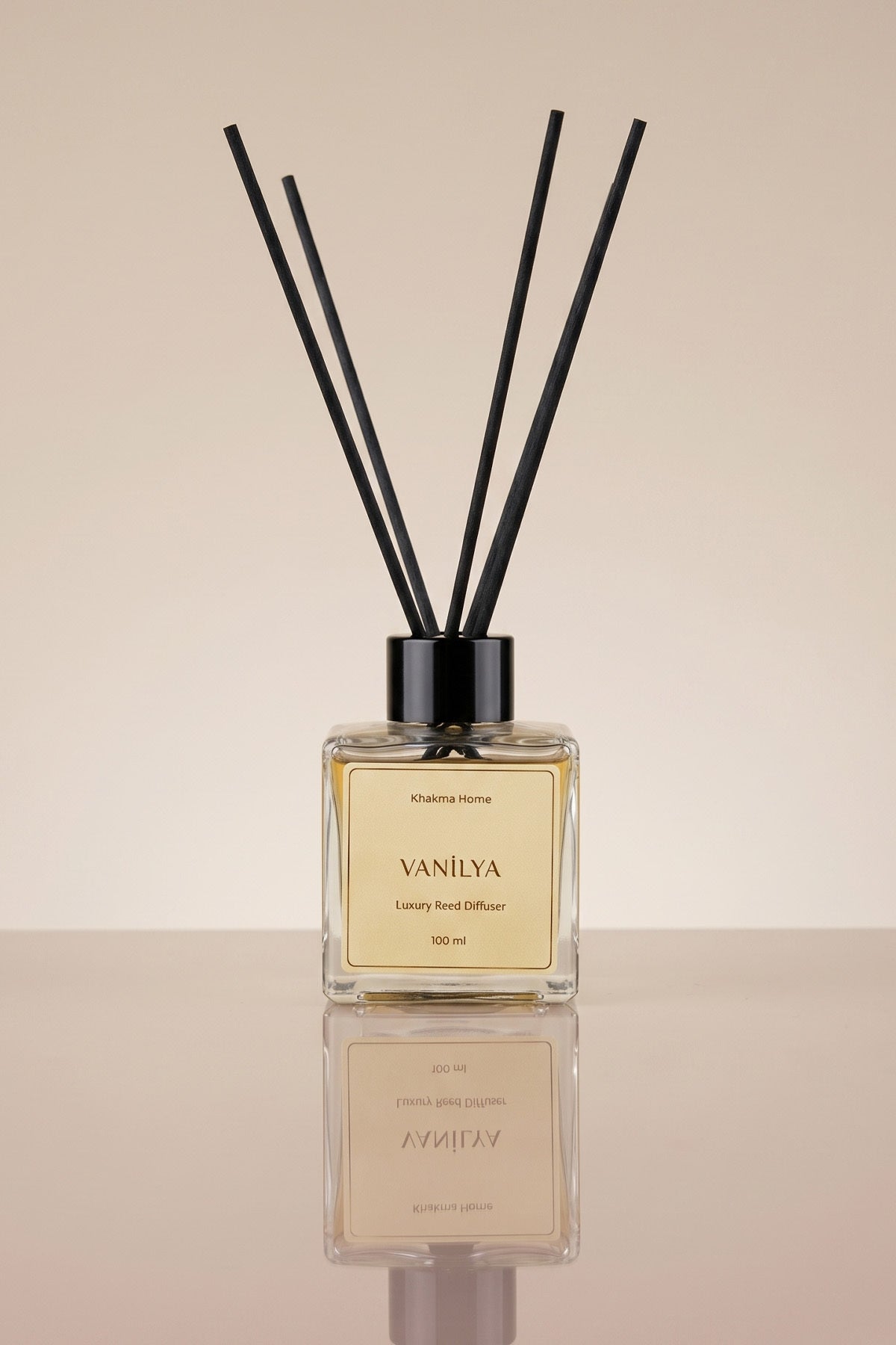 Siyah bambu çubuklu 100 ml Vanilya oda kokusu, siyah kapaklı kare cam şişe