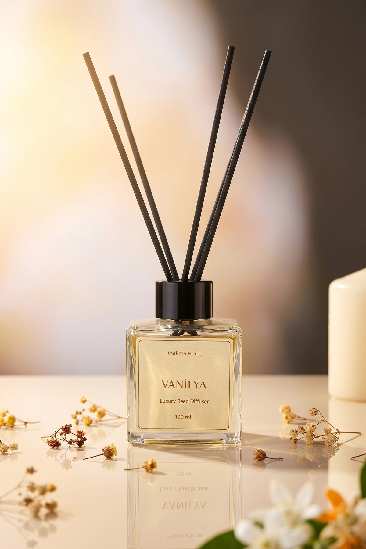 Mum ve beyaz çiçeklerle aydınlık zeminde 100 ml Vanilya oda kokusu
