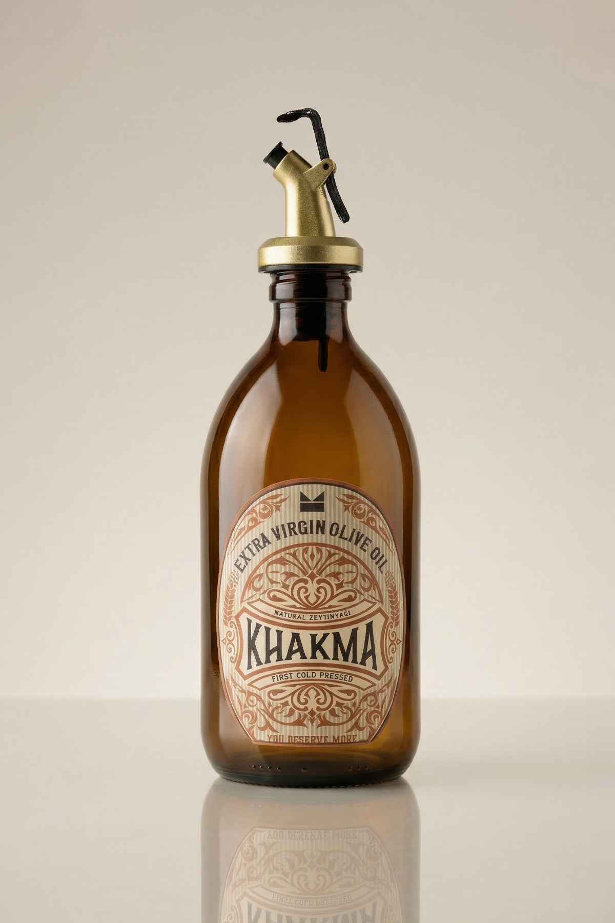 Vintage etiketli amber cam yağdanlığın kapağı açık damlatmaz başlığı