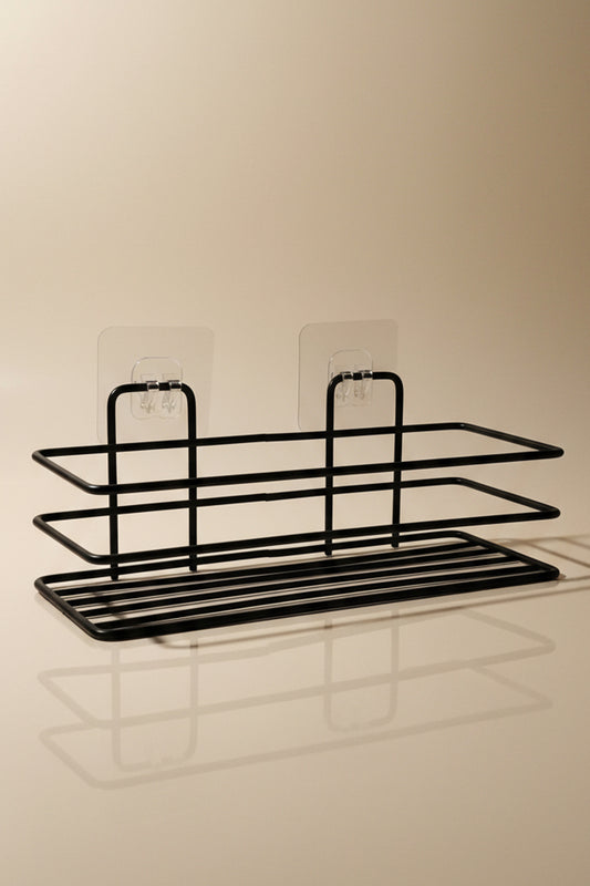 Şeffaf yapışkanlı askılara takılı siyah metal banyo rafı, açılı görünüm