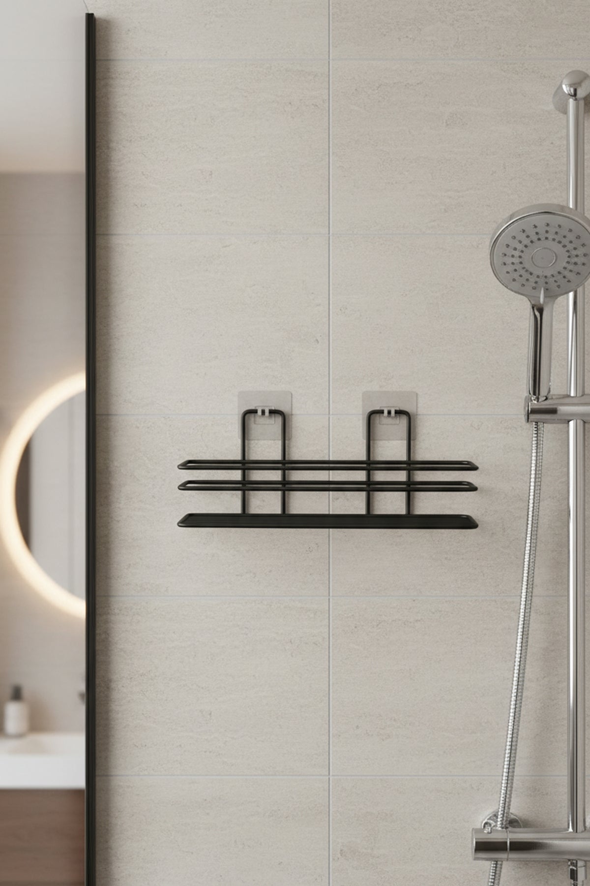 Açık renk duş duvarında delmesiz monte edilmiş siyah metal banyo rafı