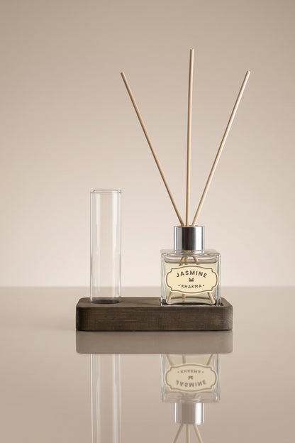 Ahşap stand üzerinde Jasmine etiketli 50 ml oda kokusu, bambu çubuklar ve boş cam tüp vazo
