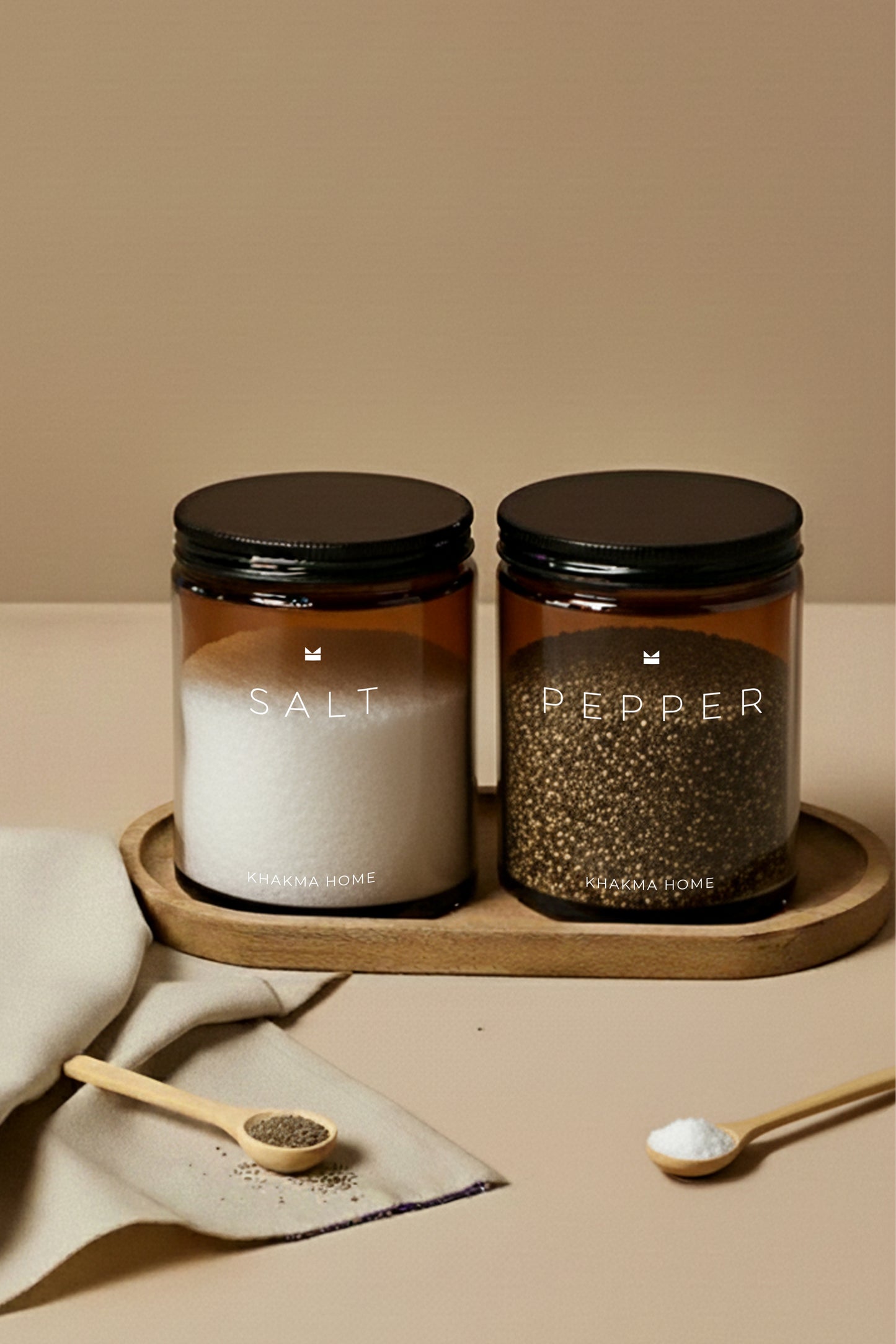 Ahşap Standlı Amber Cam Tuz ve Karabiber Kavanozu Seti – Salt & Pepper Yazılı – 2'li Set / 250 ml